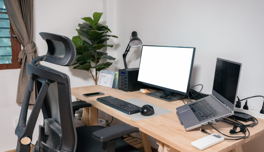 Bureau moderne avec plantes et diffuseur