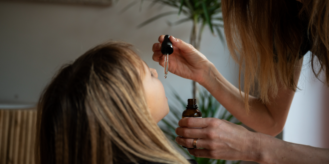 Pièce lumineuse avec diffuseurs d'huiles essentielles et bougies parfumées